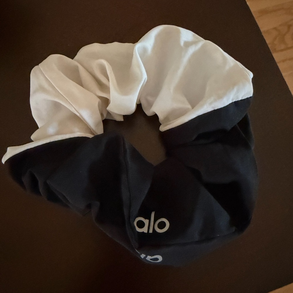 Alo Black and White Scrunchie